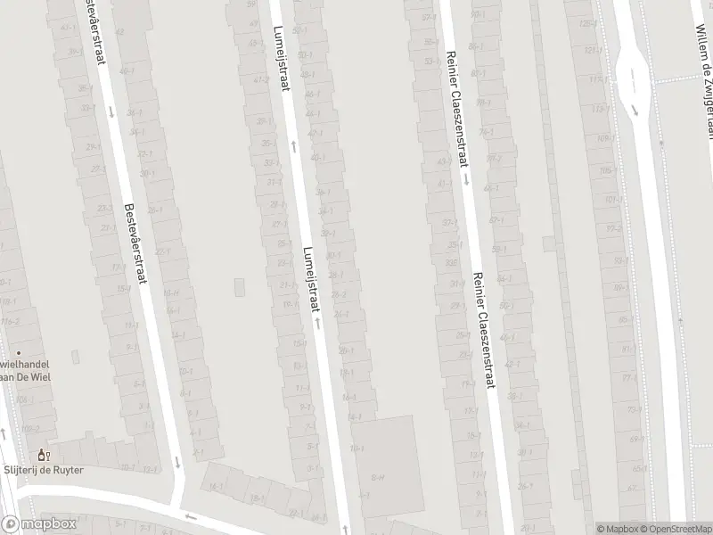 Ambulance met grote spoed naar de Lumeijstraat in Amsterdam