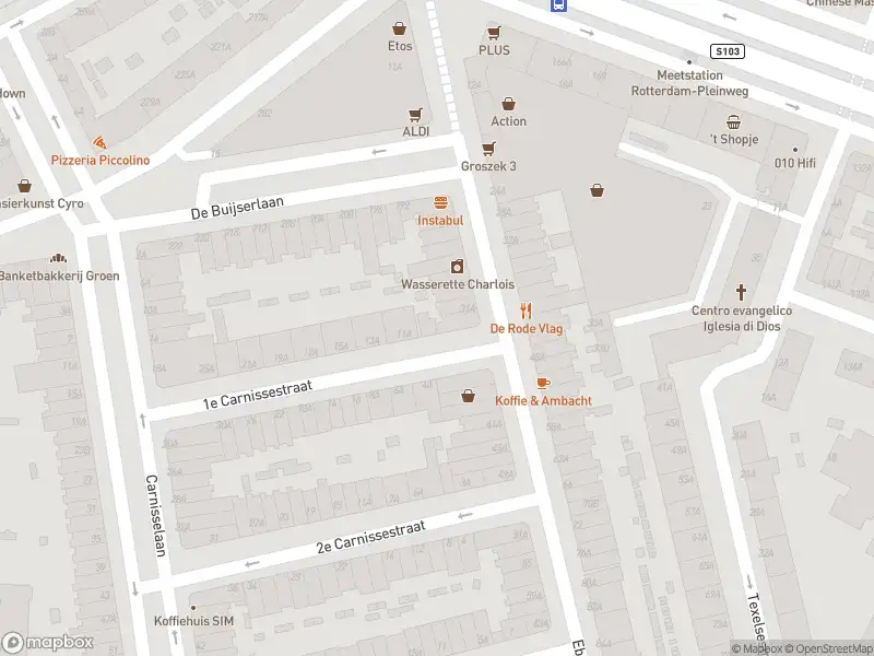 Ambulance met grote spoed naar de 1e Carnissestraat in Rotterdam