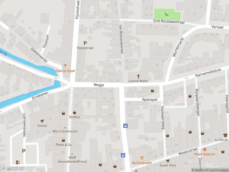 Ambulance met grote spoed naar de Wegje in Enkhuizen