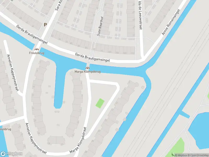 Ambulance met grote spoed naar de Marga Klompéstraat in Leiden