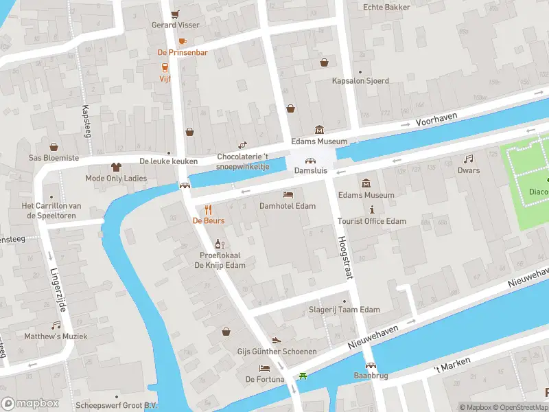 Ambulance met grote spoed naar de Keizersgracht in Edam