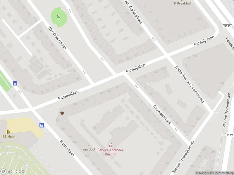 Ambulance met grote spoed naar de Paradijslaan in Rotterdam