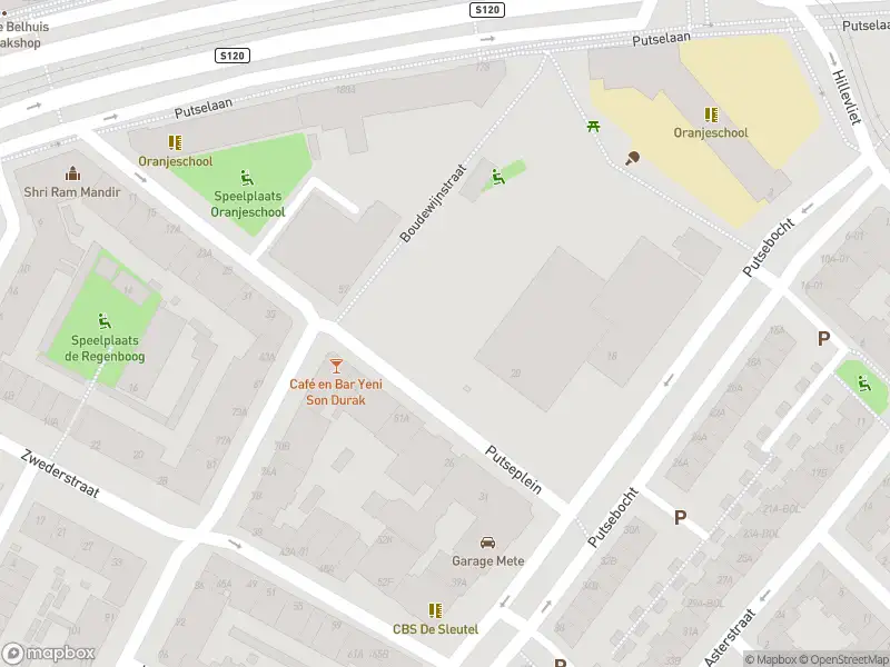 Ambulance met grote spoed naar de Boudewijnstraat in Rotterdam