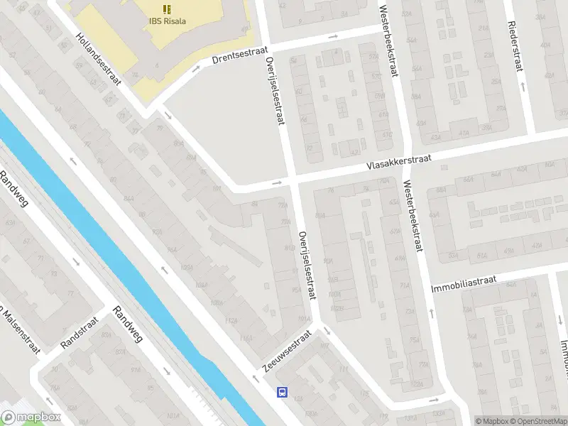 Ambulance met grote spoed naar de Overijselsestraat in Rotterdam