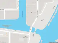 Ambulance met grote spoed naar de Vliegtuigstraat in Amsterdam