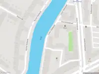 Ambulance met grote spoed naar de Linker Rottekade in Rotterdam