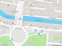 Ambulance met grote spoed naar de Leidseplein in Amsterdam