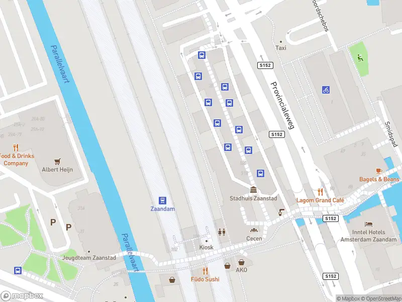 Ambulance met grote spoed naar de Korte Hogendijk in Zaandam