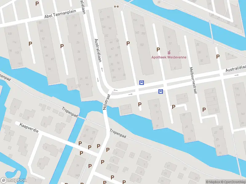 Ambulance met grote spoed naar de Canberrastraat in Purmerend