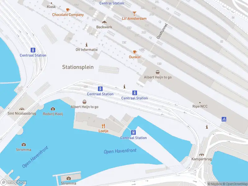 Ambulance met grote spoed naar de Stationsplein in Amsterdam