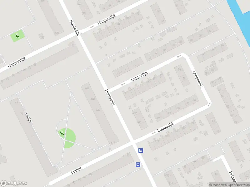 Ambulance met grote spoed naar de Leppedijk in Rotterdam