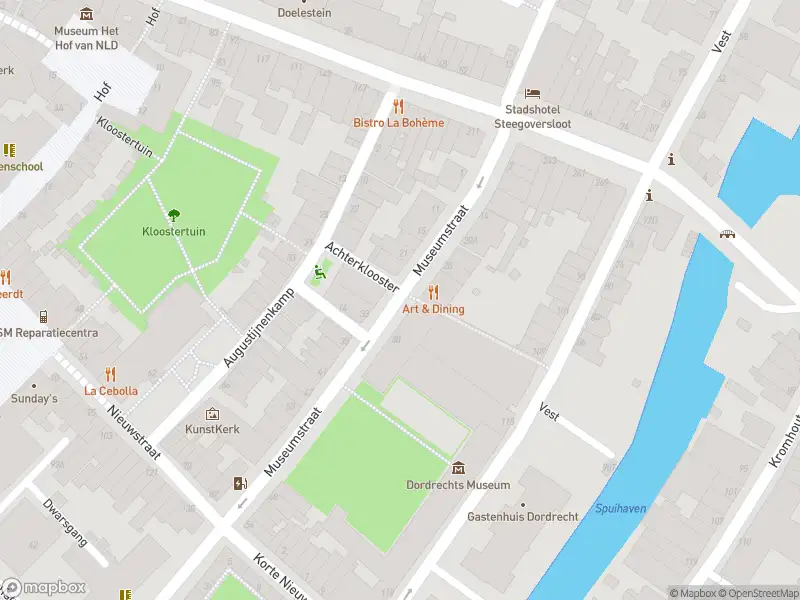 Ambulance met grote spoed naar de Museumstraat in Dordrecht