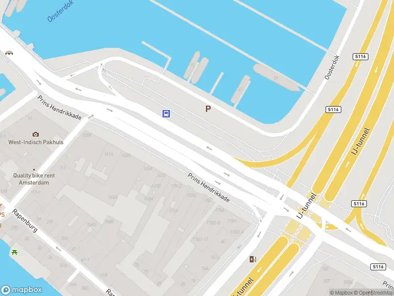 Brandweer met gepaste spoed naar de Oosterdok in Amsterdam