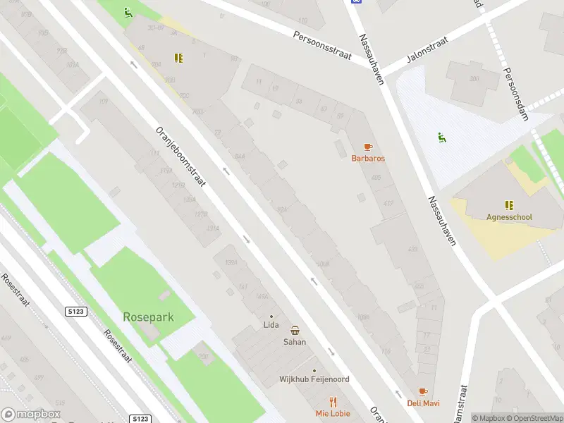 Ambulance met grote spoed naar de Oranjeboomstraat in Rotterdam