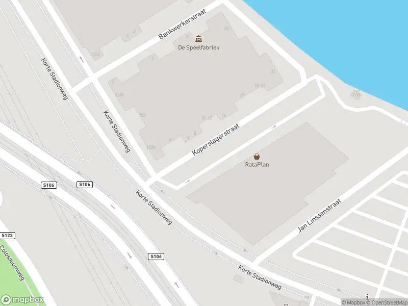 Ambulance met grote spoed naar de Koperslagerstraat in Rotterdam