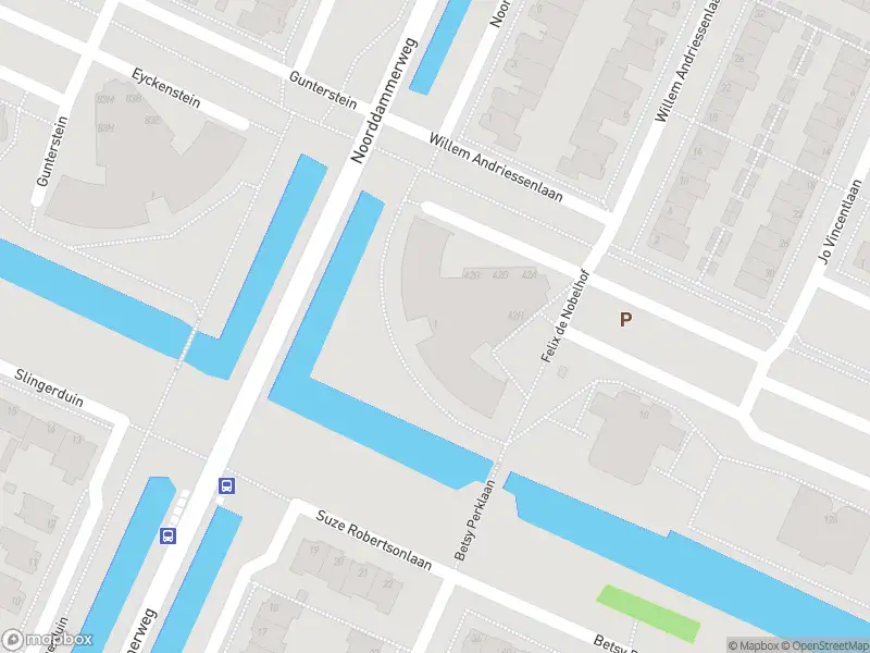 Ambulance met grote spoed naar de Felix de Nobelhof in Amstelveen