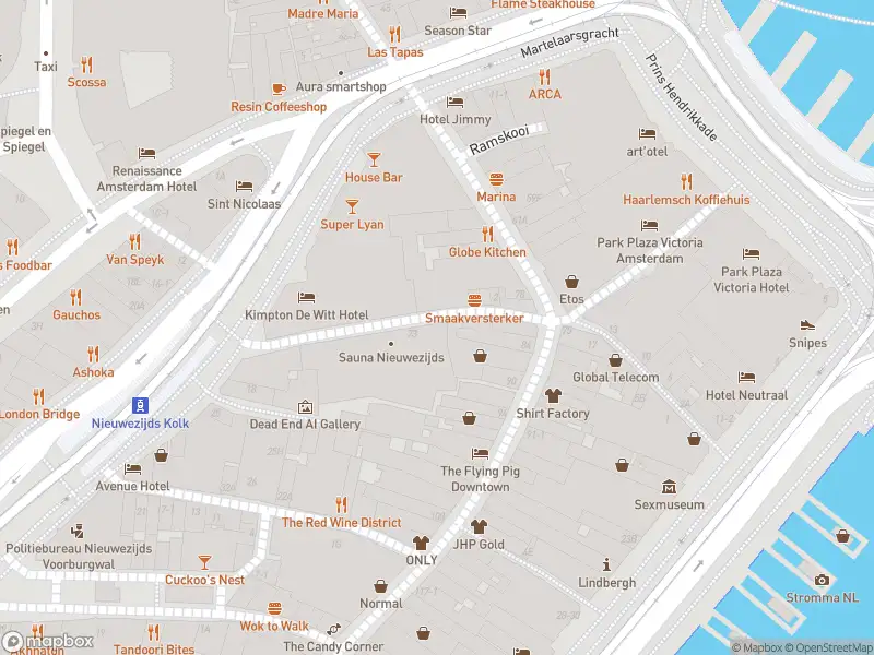 Ambulance met gepaste spoed naar de Nieuwezijds Armsteeg in Amsterdam