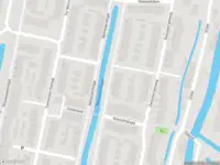 Ambulance met grote spoed naar de Nemelaersingel in Rotterdam