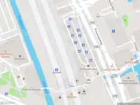 Ambulance met grote spoed naar de Korte Hogendijk in Zaandam