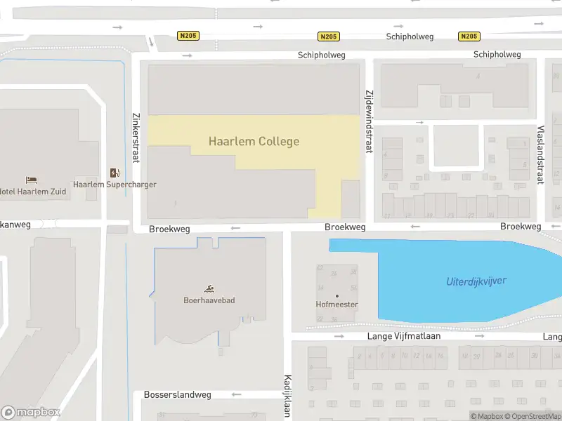 Ambulance met grote spoed naar de Broekweg in Haarlem