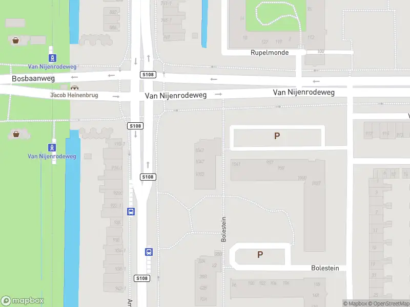 Ambulance met grote spoed naar de Van Nijenrodeweg in Amsterdam