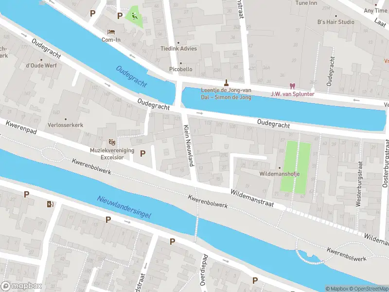 Ambulance met grote spoed naar de Klein Nieuwland in Alkmaar