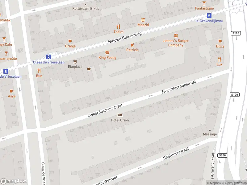 Ambulance met gepaste spoed naar de Zwaerdecroonstraat in Rotterdam