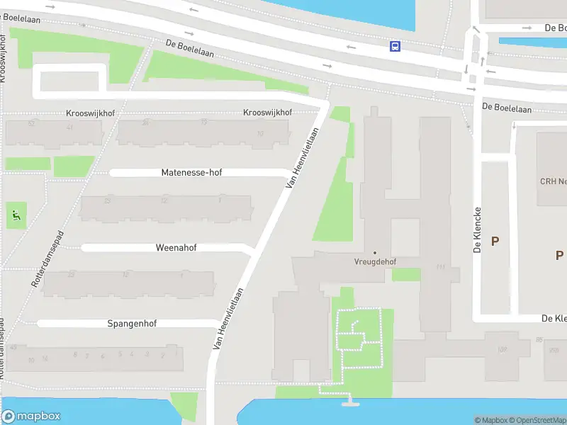 Ambulance met grote spoed naar de Krooswijkhof in Amsterdam