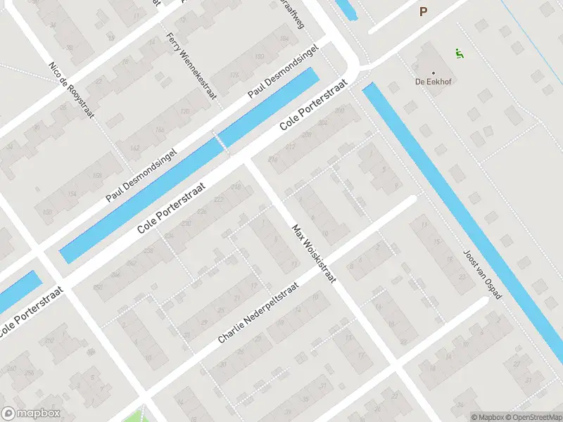 Ambulance met grote spoed naar de Max Woiskistraat in Rotterdam