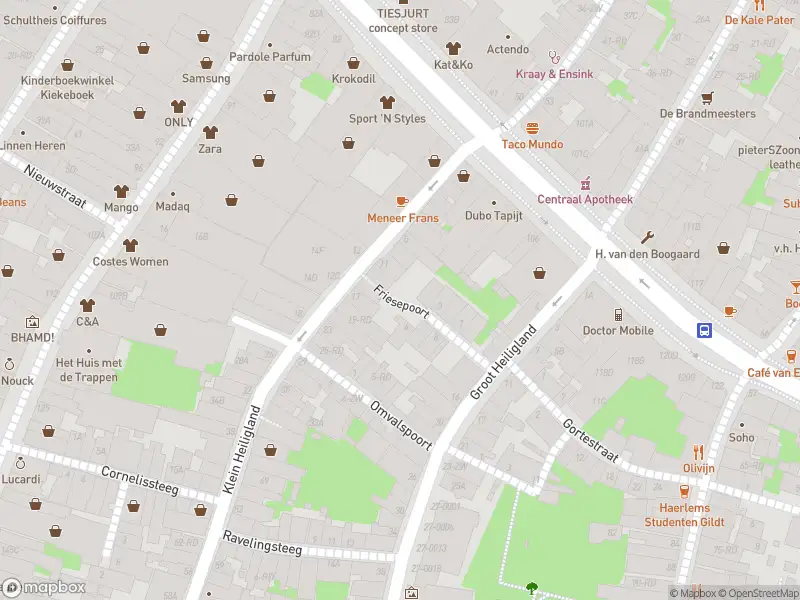 Ambulance met grote spoed naar de Friesepoort in Haarlem