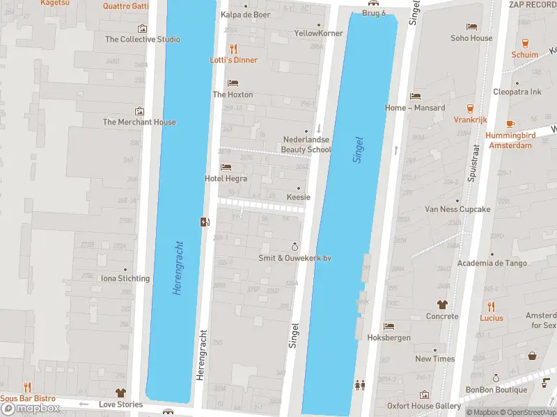 Brandweer met grote spoed naar de Romeinsarmsteeg in Amsterdam vanwege gebouwbrand