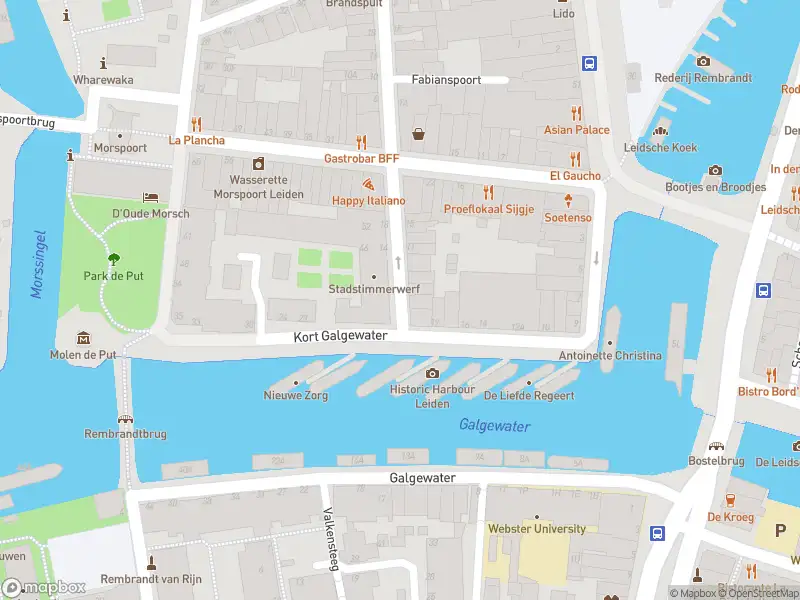 Ambulance met gepaste spoed naar de Smidssteeg in Leiden