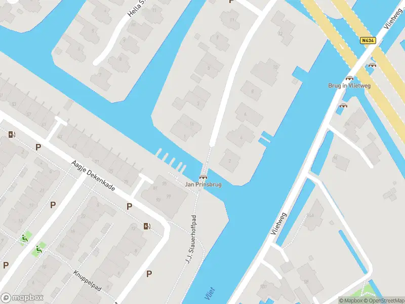 Ambulance met grote spoed naar de Margaretha Fergusonhof in Voorschoten