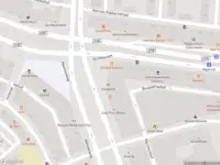 Ambulance met gepaste spoed naar de Mariniersweg in Rotterdam