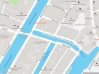 Ambulance met gepaste spoed naar de Nieuwe Hoogstraat in Amsterdam