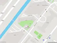 Ambulance met gepaste spoed naar de Loenermark in Amsterdam