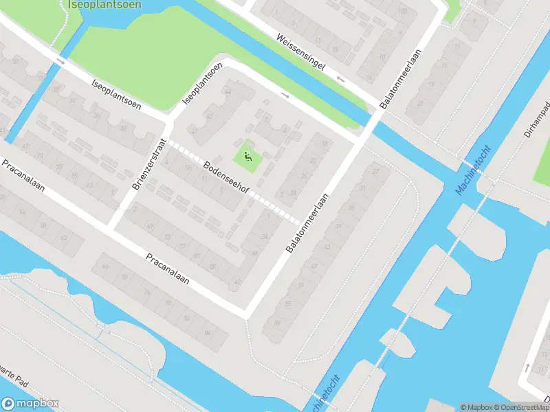Ambulance met grote spoed naar de Bodenseehof in Amsterdam