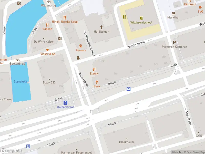 Ambulance met grote spoed naar de Blaak in Rotterdam