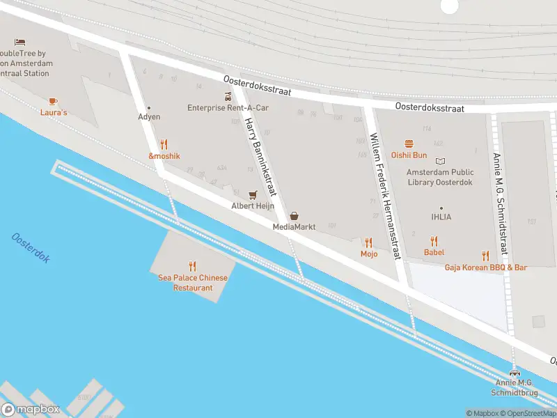 Ambulance met grote spoed naar de Harry Banninkstraat in Amsterdam