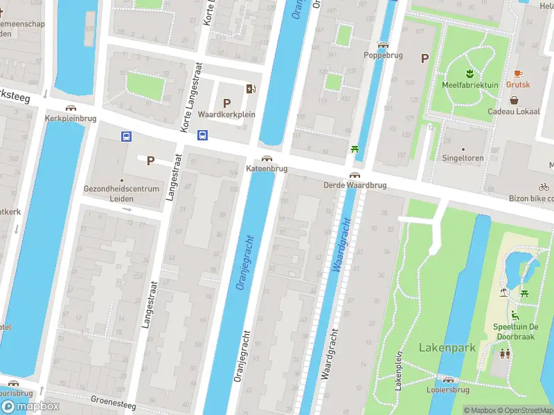 Ambulance met gepaste spoed naar de Korte Langestraat in Leiden