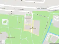 Ambulance met gepaste spoed naar de Kuinderstraat in Amsterdam