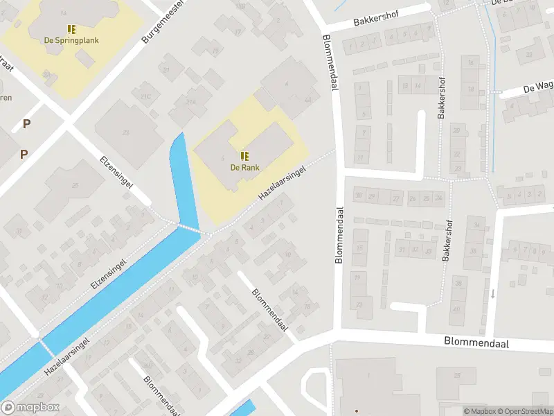 Ambulance met grote spoed naar de Hazelaarsingel in Meerkerk