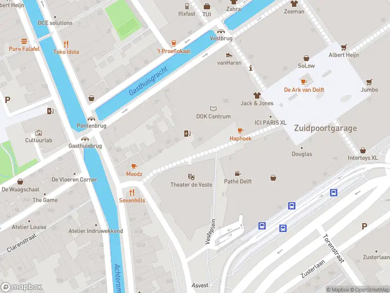 Ambulance met grote spoed naar de Vesteplein in Delft