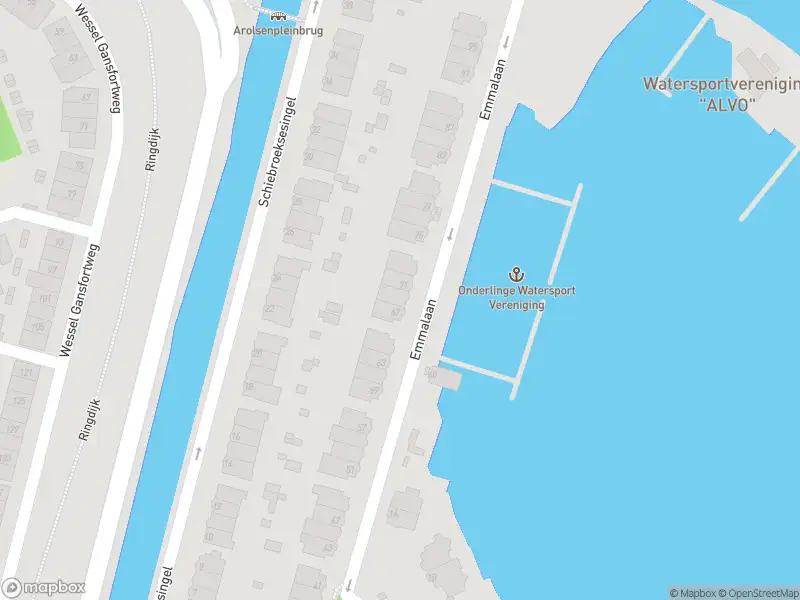 Ambulance met grote spoed naar de Emmalaan in Rotterdam