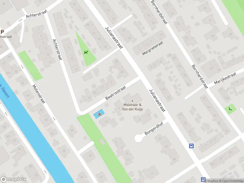 Ambulance met gepaste spoed naar de Beatrixstraat in Strijen