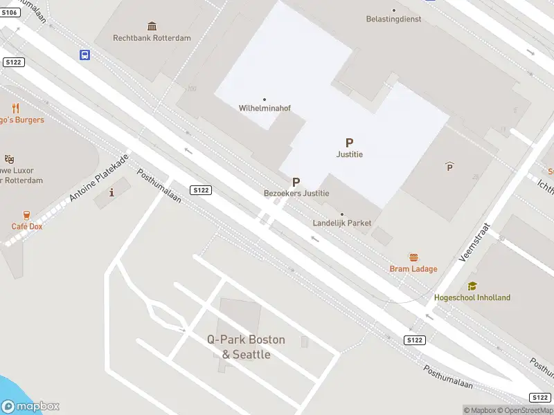 Ambulance met grote spoed naar de Posthumalaan in Rotterdam