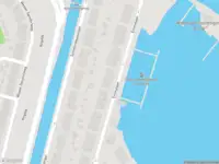 Ambulance met grote spoed naar de Emmalaan in Rotterdam