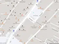 Ambulance met gepaste spoed naar de Beursplein in Amsterdam