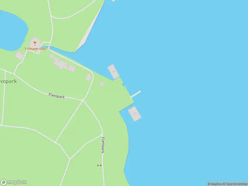 Ambulance met grote spoed naar de Flevopark in Amsterdam