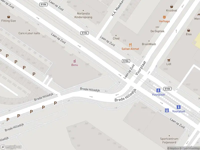 Ambulance met gepaste spoed naar de Brede Hilledijk in Rotterdam